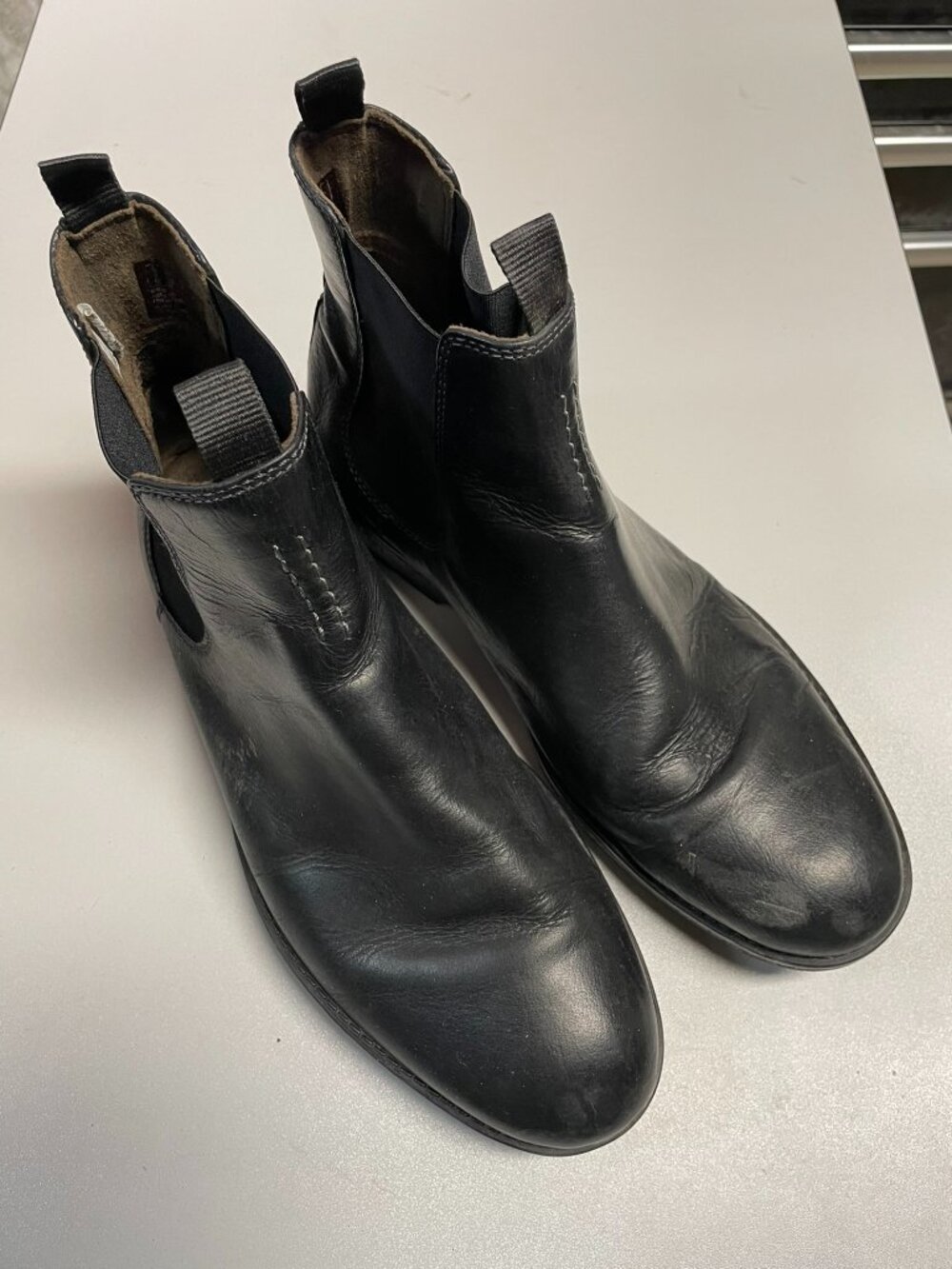CLARKS Men's Chelsea Leather Boots Size 10M in Black